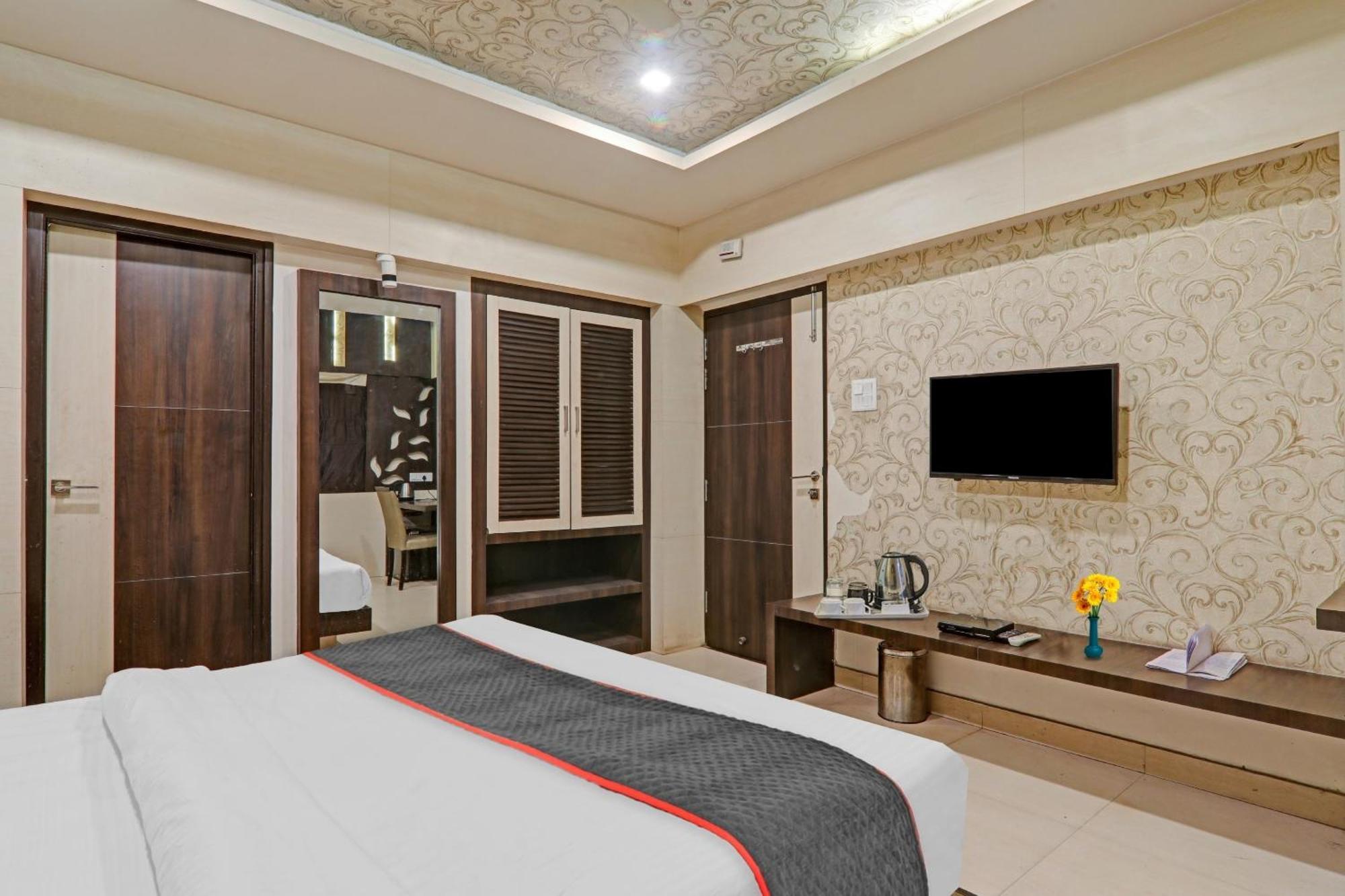 Townhouse 1182 Hotel Tirupati Galaxy カーンプル エクステリア 写真